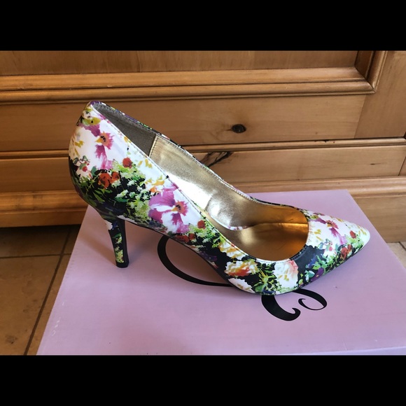 womens floral pumps